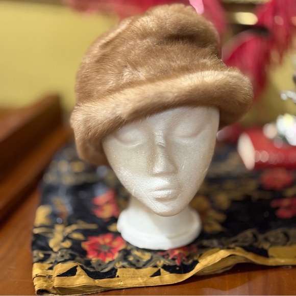 Elegant Tan Fur Hat - Picture 5 of 6